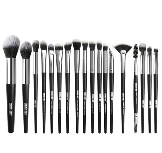 18Pcs Premium Foundation Powder Concealers Eye Shadows Makeup Brush Sets