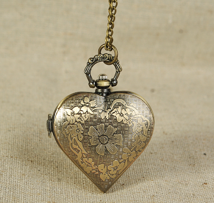 Vintage Peach Heart Hollow Pattern Pocket Watch Bronze Peach Heart Carved Hollow Classical Pocket Watch